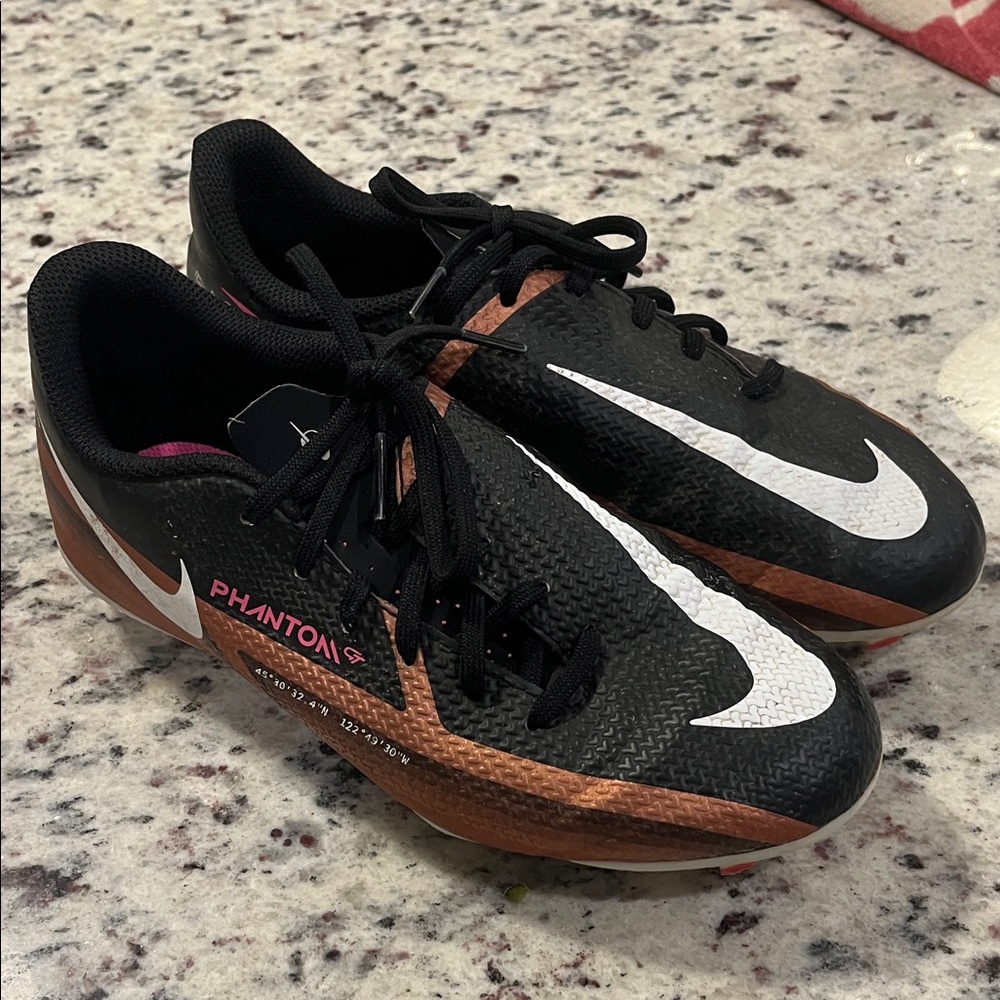 Girls Nike Phantom Soccer Cleats Black pink and gold size 3.5